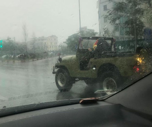 Nỗi khổ của tài xế đi xe ô tô mui trần mà lại quên xem dự báo thời tiết