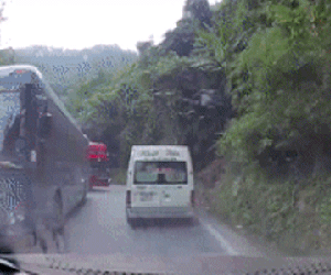 Video: Xe khách 45 chỗ đâm trực diện xe du lịch 16 chỗ trên đèo