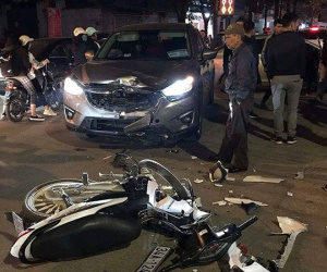 Xe mô tô nát bét, 3 người trọng thương trong cú va chạm kinh hoàng