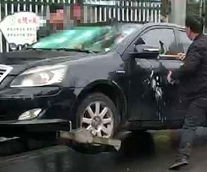 Bị phạt quá nhiều lỗi, chủ xe lấy búa phá xế hộp