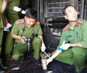 Cảnh sát khám nghiệm hiện trường căn nhà cháy 5 người chết ở Đà Lạt