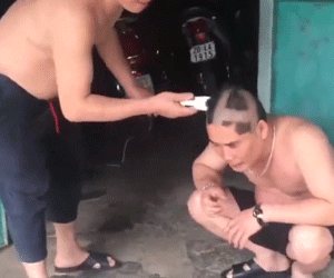 Clip: Hai chú trung niên chơi oẳn tù tì cạo đầu khiến cư dân mạng cười không nhặt kịp mồm