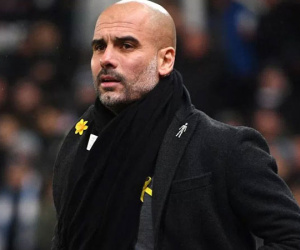 Lý do HLV Guardiola bị phạt nặng vì đeo vật lạ màu vàng trên áo