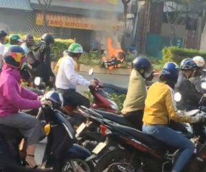 Nam thanh niên thoát khỏi xe máy bốc cháy dữ dội trên đại lộ Phạm Văn Đồng