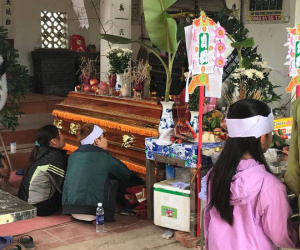 Cha mẹ sụp đổ, chồng sắp cưới ngẩn ngơ ôm linh cữu sau vụ tai nạn khiến cô gái sinh năm 1994 tử vong ở Hà Nội
