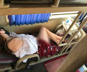 Hớ hênh trên xe khách giường nằm, cô gái khiến bạn đồng hành ngượng ngùng