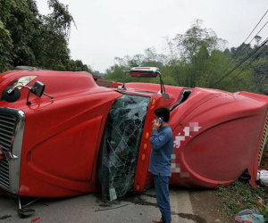 Lào Cai: Xe đầu kéo lật ngang đè lên xe máy, thai phụ may mắn thoát chết trong gang tấc