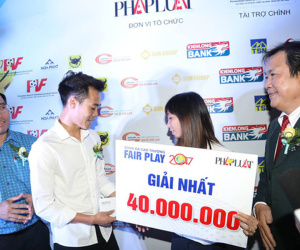 Nhận cúp Fair Play, Văn Toàn tặng hết tiền thưởng cho người hạng 3