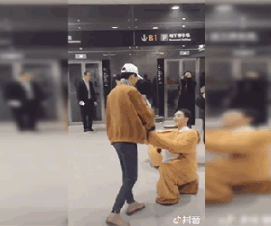 Anh chàng cầm hoa, mặc đồ thú bông đến sân bay đón bạn trai khiến mọi cô gái phát hờn