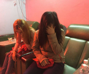 Bắt quả tang 2 cô gái đang kích dục cho khách khi tiến hành kiểm tra tiệm massage vùng ven Sài Gòn