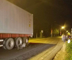 Đồng Nai: 3 xe máy tông nhau, 1 xe văng vào gầm container khiến 3 người chết và 2 người bị trọng thương