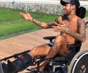 Neymar nhận bão chỉ trích với bức ảnh đóng giả Stephen Hawking