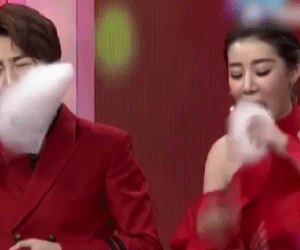 Nữ MC gây sốt với màn thi ăn kẹo bông trong 'một nốt nhạc'