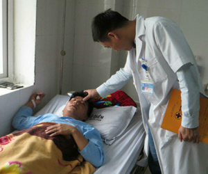 Thầy giáo bị đánh dập sống mũi vì tát học sinh