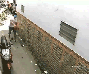 Video: Căn nhà ở Sài Gòn liên tục bị đập phá, tạt sơn
