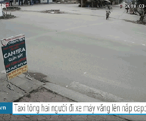 Video: Taxi hất văng hai người đi xe máy lên nắp capo