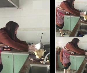 Cô gái trẻ vật lộn chiến đấu với con gà luộc khiến dân tình cười té ghế