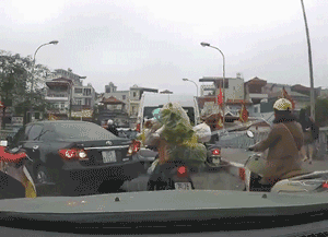 CSGT nói rất khó để xử phạt nữ tài xế định quay đầu ô tô trên cầu Cót