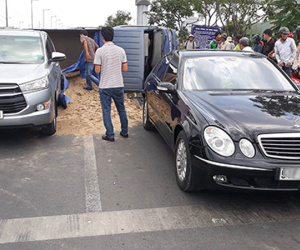 Đụng đuôi ôtô Mercedes ở Sài Gòn, xe tải lật ngang