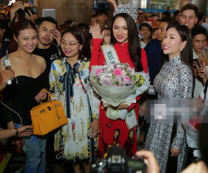 Hương Giang diện Áo dài đỏ rực rỡ, được truyền thông và người hâm mộ vây kín tại sân bay