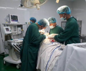 Một thanh niên vào viện cấp cứu với cái bát buộc chặt trên bụng