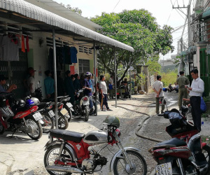 Người đàn ông ôm bình gas cố thủ trong nhà, đe dọa phóng hỏa nếu không gặp được vợ