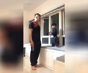 Thanh niên bố được trao cúp bình sữa vì những đóng góp lớn trong công cuộc nuôi dạy các con