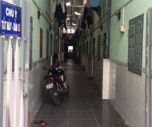 Thi thể cô gái lõa thể trong phòng trọ khóa cửa