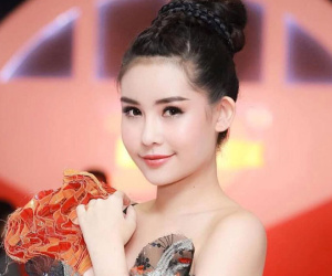 Trăm bức ảnh như một, Lê Âu Ngân Anh bị chê có biểu cảm bất biến