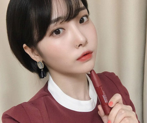 Trong khi con gái Việt mê mẩn 3CE thì con gái Hàn lại đang đắm chìm với cây son kem 'bóp để tô' hay ho với toàn màu siêu đẹp này