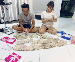 Cô dâu chú rể được hội bạn thân mừng cưới 100% bằng tiền lẻ 1k, 2k, đêm tân hôm đếm rụng tay mà không hết