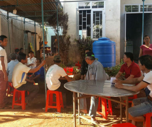Hai cô gái bị nước cuốn khi ra giữa sông hái rau