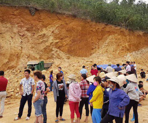 Sập mỏ đất đang khai thác, tài xế bị vùi lấp