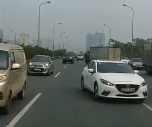 Tài xế Việt phát hoảng vì cả trăm ôtô đi ngược trên đại lộ