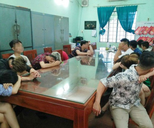 Hàng chục dân chơi phê ma tuý tháo chạy tán loạn khi công an tiến hành kiểm tra quán karaoke lúc sáng sớm