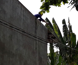 Nam thanh niên nghi ngáo đá leo lên nhà dân cố thủ nhiều giờ, cầm gạch chống trả công an