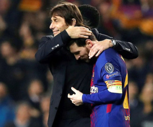 Ôm Messi hai lần, Conte bị cầu thủ Chelsea 'nóng mắt'