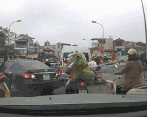 Video: Nữ tài xế chửi người đi xe máy khi quay đầu ôtô trên cầu hẹp