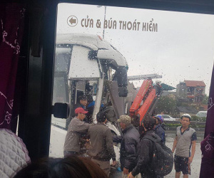 Xe cứu hoả đấu đầu xe khách trên cao tốc, nhiều người la hét kêu cứu