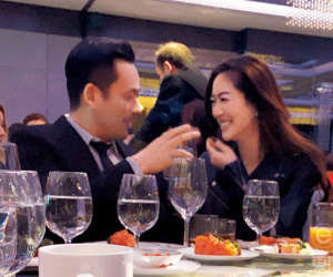 Bất chấp dị nghị 'thay người tình như thay áo', tỷ phú sòng bài đắm đuối cô bồ mới