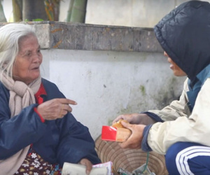 Chàng trai Huế giả ăn xin để thử lòng người nghèo và cái kết đầy nước mắt
