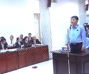 Clip: Kiểm tra căn cước ông Đinh La Thăng tại tòa