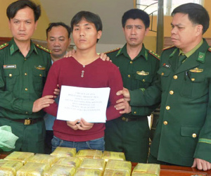 Gã trai ngoại quốc vận chuyển thuê 15 kg ma túy đá để lấy 2,7 tỷ
