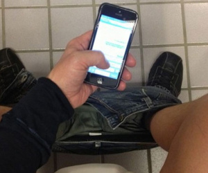 Ngồi nghịch điện thoại 30 phút trong toilet, nam thanh niên bị liệt hoàn toàn