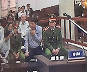Ông Đinh La Thăng liên tục nói chuyện với Ninh Văn Quỳnh