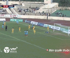 Video: Cầu thủ U23 Việt Nam sút tung cột cờ góc sân mừng bàn thắng