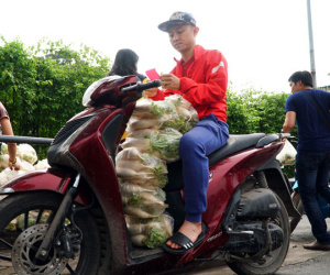Video: Dân Thủ đô đánh ô tô, SH đi... 'giải cứu' củ cải