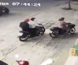 Người phụ nữ bị 2 thanh niên áp sát giật dây chuyền, ngã bổ nhào ra đường lại tiếp tục bị 2 đối tượng khác giật lần nữa