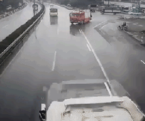 Video vụ va chạm kinh hoàng giữa xe cứu hỏa và xe khách trên cao tốc Pháp Vân