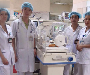Bị truy tố, bác sĩ Hoàng Công Lương vẫn mệt mài làm việc, cứu người